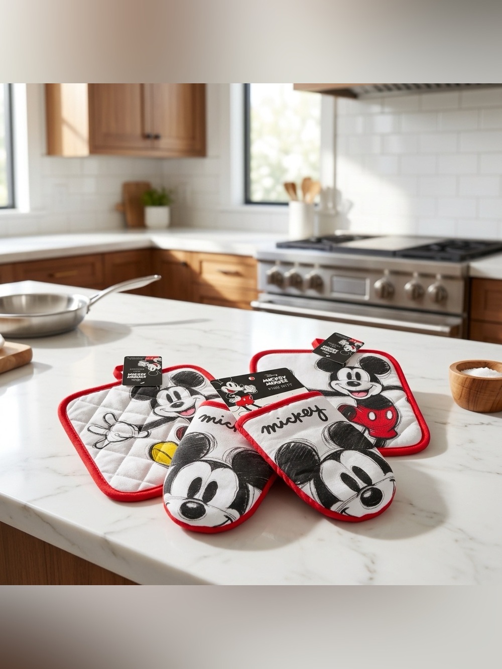 Disney Mickey Mouse Mini Oven Mitt & Potholder Set 4pc Quilted Red/White